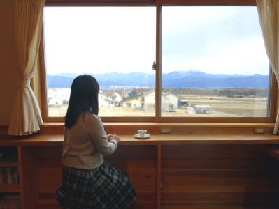 2階の広い窓からは南アルプスが一望できます。ケヤキ1枚板のカウンターで幸せなティータイムを