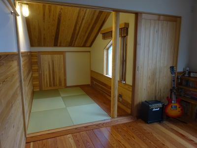 傾斜した板張り天井の小部屋は山小屋のイメージ。なぜか落ち着きます