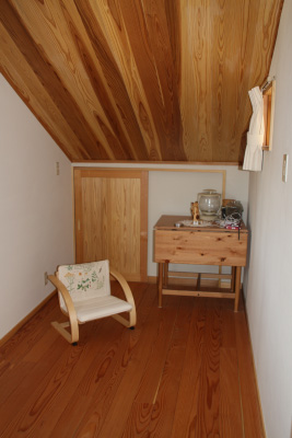傾斜した板張り天井の小部屋は山小屋のイメージ。なぜか落ち着きます
